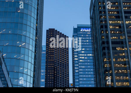 TORONTO, KANADA - 20. DEZEMBER 2016: KPMG-Logo auf dem Hauptbüro für Kanada in Toronto, Ontario, nachts, umgeben von anderen Wolkenkratzern. KPMG ist Stockfoto