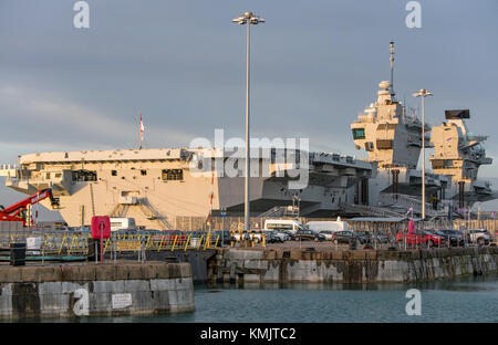 Die größte britische Kriegsschiff HMS Queen Elizabeth fliegen die weissen Stern auf der Inbetriebnahme Tag an der Portsmouth Naval Base, UK auf 7/12/17. Stockfoto