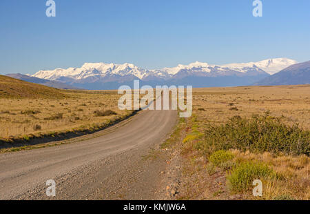Ländliche Straße, die zu den Bergen im argentinischen Patagonien Stockfoto