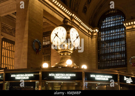 Die Uhr über den Informationsstand in der Grand Central Station, New York City Stockfoto