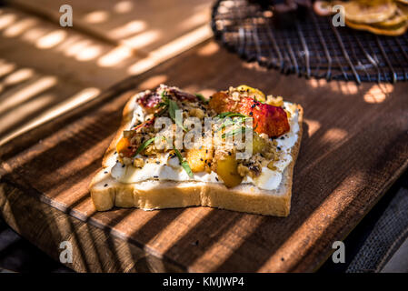 French Toast mit Pfirsich, erdbeere, Muttern und cremig-Dessert Stockfoto