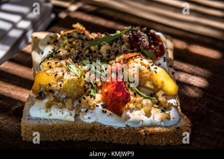 French Toast mit Pfirsich, erdbeere, Muttern und cremig-Dessert Stockfoto