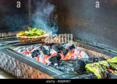 Lamm Leber Spieße sind über Holzkohle Grill gegrillt und gegrillte Paprika sind auf der Seite aufgespießt. Stockfoto