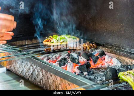 Lamm Leber Spieße sind über Holzkohle Grill gegrillt und gegrillte Paprika sind auf der Seite aufgespießt. Stockfoto