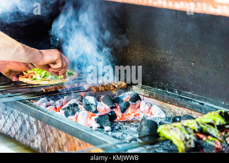 Lamm Leber Spieße sind über Holzkohle Grill gegrillt und gegrillte Paprika sind auf der Seite aufgespießt. Stockfoto