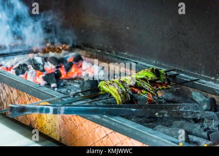 Lamm Leber Spieße sind über Holzkohle Grill gegrillt und gegrillte Paprika sind auf der Seite aufgespießt. Stockfoto