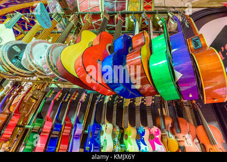 Viele klassische wooden Gitarren hängen an der Wand im Store Showroom, Hintergrund, Muster in Istanbul Grand Bazaar Stockfoto