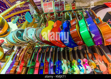 Viele klassische wooden Gitarren hängen an der Wand im Store Showroom, Hintergrund, Muster in Istanbul Grand Bazaar Stockfoto