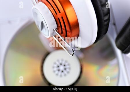 Ein Konzept Bild eines Kopfhörers mit einer Musik-CD Stockfoto