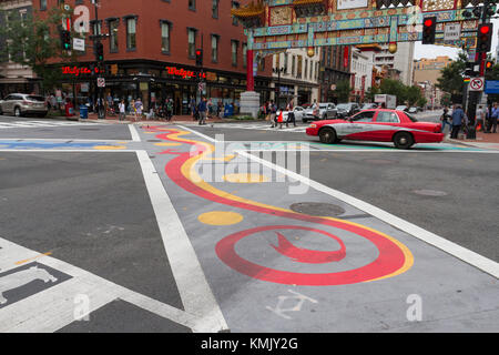 Bunte Kreuzung vor der Freundschaft Arch in Chinatown, Washington DC, USA. Stockfoto