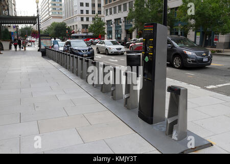 Eine leere Hauptstadt Bikeshare station in Washington DC, USA. Stockfoto