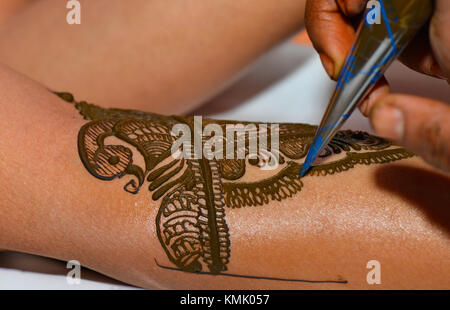 Bild des menschlichen Arms mit Henna Tätowierung dekoriert, Mehendi Stockfoto