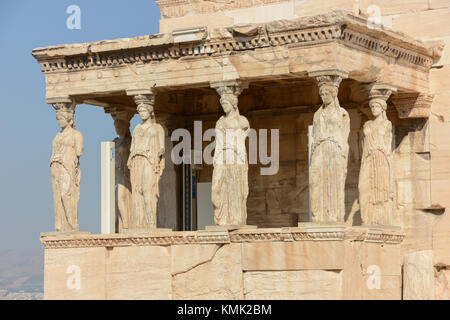 Querformat anzeigen des Erechtheion, Halle des Dirnen/Karyatiden, 6 Hündinnen, auf der Akropolis in Athen, Griechenland, auf einer sonnigen warmen Tag Stockfoto