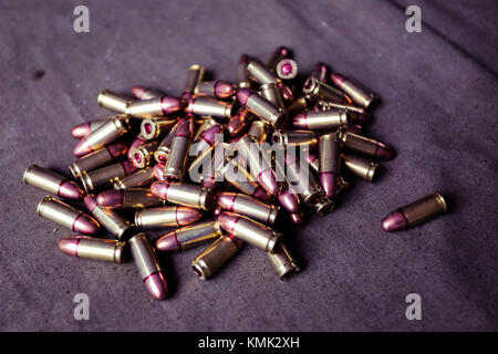 9 mm Munition mit Kassetten auf einer militärischen Schießstand Stockfoto