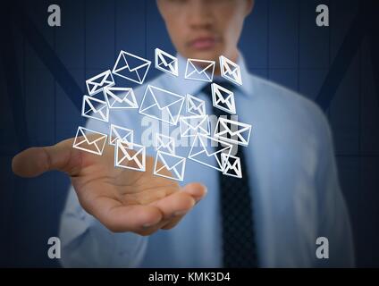 Digital composite von E-App Icons und Geschäftsmann mit Händen palm öffnen und dunklen Hintergrund Stockfoto