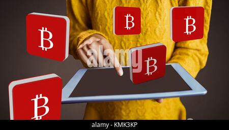 Digital composite der Holding tablet Hände mit bitcoin Symbol Symbole Stockfoto