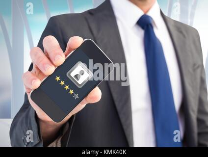Digital Composite Rating review Sterne auf dem Telefon in der Hand des Menschen Stockfoto