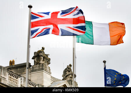 17/05/2011 "Britische Flagge vor der Regierung Gebäude" Der britische Union Jack Flagge vor dem Regierungsgebäude am Tag der Queen Elizabeth iis besuchen. Die Königin an casement Aerodrome wird um ca. 12.00 Uhr heute, und wird dann ein uachtarain Für eine zeremonielle Willkommen bei Aras. Sie wird einen Baum pflanzen Ihr Besuch zu markieren und Mittagessen mit Präsident mcaleese. heute Nachmittag die Königin wird eine der wichtigsten Verpflichtungen der Reise führen, ein Besuch im Garten der Erinnerung, wo Sie einen Kranz am Denkmal, das erinnert an jene, die gestorben legen Stockfoto