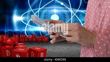 Digital composite der Holding tablet Hände mit bitcoin Symbol Symbole Stockfoto