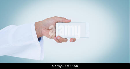 Zugeschnittenes Bild der männlichen Arzt Holding smart phone mit leerer Bildschirm vor weißem Hintergrund Stockfoto