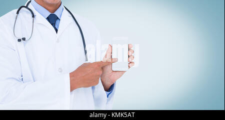 Mittelteil der männlichen Arzt verweist auf Handy auf weißem Hintergrund Stockfoto