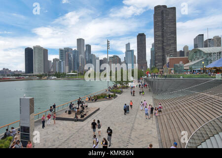 Skyline von Chicago, Illinois von der Naval Pier am Lake Michigan Stockfoto