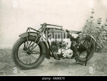 Dieses Foto aus dem Jahr 1931 zeigt ein indisches Scout-Motorrad, ein Modell, das für sein Design und seine Popularität im frühen 20. Jahrhundert bekannt ist. Der indische Pfadfinder war ein wichtiger Teil der amerikanischen Motorradgeschichte in dieser Zeit. Stockfoto