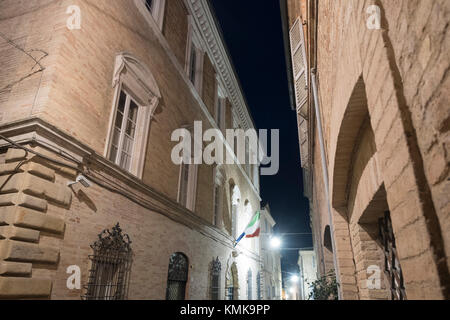 Fermo (Marken, Italien): historische Gebäude entlang einer alten typischen Straße am Abend. Stockfoto