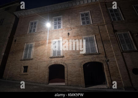 Fermo (Marken, Italien): historische Gebäude entlang einer alten typischen Straße am Abend. Stockfoto