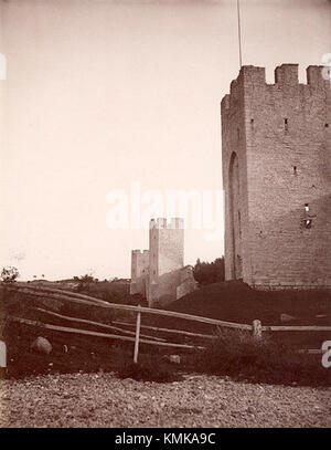 Ein Foto der Ringmur in Visby, Schweden, einer mittelalterlichen Mauer, die die Stadt umgibt. Das Bild zeigt die historische und architektonische Bedeutung der Befestigungen. Stockfoto