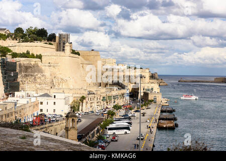 Valletta Stadtmauern aus der King George V Gärten und Freizeit Gelände Stockfoto