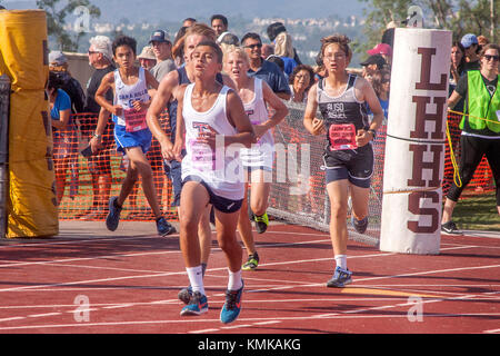 Erschöpft multirassischen Jugendjungen Kopf für die ziellinie an einem High School cross country Fuß Rennen in Laguna Hills, Ca. Stockfoto