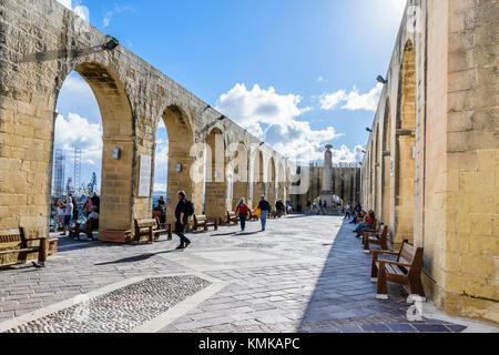 Arch gesäumt precessionary im oberen Barrakka Gardens, Valletta, Malta Stockfoto