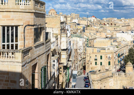 Gasse in Valletta auf einem steilen Hügel gebaut Stockfoto