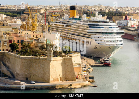 Kreuzfahrtschiff Costa Fascinosa Harbour in Valletta, Malta Stockfoto