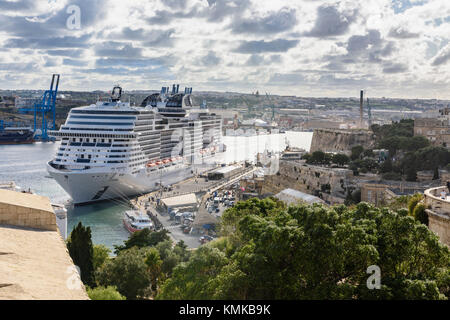 Kreuzfahrtschiff MSC Meraviglia Schiff in den Hafen von Valletta, Malta Stockfoto