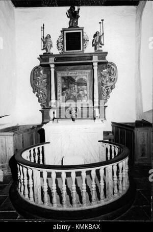Svenneby gamla kyrka, erbaut in den 1100er Jahren, ist eine der ältesten Kirchen von BohuslÃ¤n. Es ist im romanischen Stil erbaut und verfügt über ein rechteckiges Kirchenschiff und einen quadratischen Chor mit einer flachen Ostmauer. Die dicken Steinmauern der Kirche, die zwischen einem und zwei Metern groß sind, und das Fehlen von Fenstern auf der Nordseite spiegeln mittelalterliche Verteidigungsüberlegungen wider. Zu den Highlights im Inneren gehören Altaraufsätze aus dem 17. Jahrhundert und Deckengemälde aus dem 18. Jahrhundert. Stockfoto