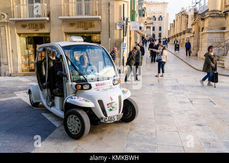 Electric City Cab Taxi auf den Straßen von Valletta, Malta Stockfoto