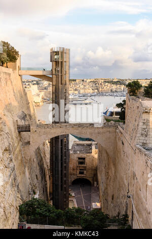 Barakka Barrakka Aufzug, einen modernen Aufzug der mittelalterlichen Architektur in Valletta, Malta gebaut Stockfoto