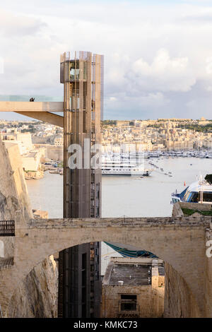 Barakka Barrakka Aufzug, einen modernen Aufzug der mittelalterlichen Architektur in Valletta, Malta gebaut Stockfoto