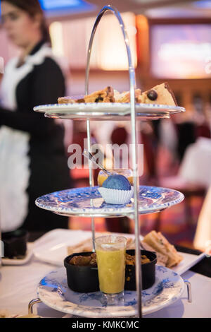 Kuchen stand mit Brötchen, Sandwiches und andere Gegenstände, die während der Tee am Nachmittag im Titanic Belfast. Stockfoto