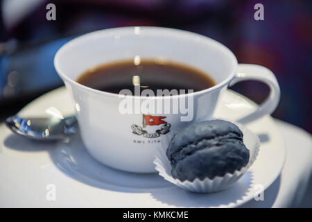 Kaffee serviert in einem bone china Becher mit der White Star Line logo, zusammen mit RMS Titanic im Titanic Belfast. Stockfoto