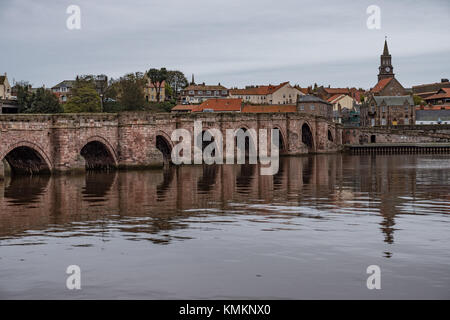 Berwick Bridge, auch bekannt als die Alte Brücke, die den Fluss Tweed in Berwick upon Tweed, Northumberland, England, UK. Stockfoto