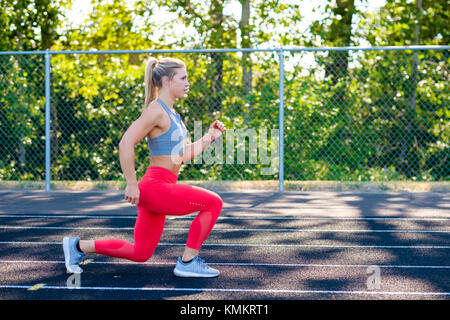 Junge weibliche Athleten arbeiten auf der Strecke Stockfoto