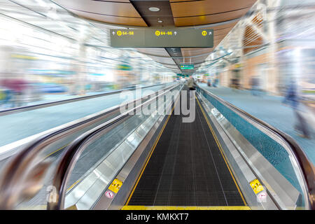 Moderne Fahrsteig Geschwindigkeit - Wanderung für die Passagiere am Flughafen mit Geschwindigkeit blur Silhouetten, die Stockfoto