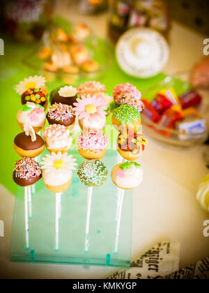 Die bunten Kuchen knallt auf den Tisch Stockfoto