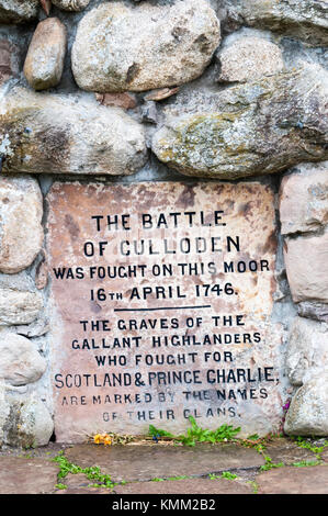 Plakette auf memorial Cairn errichtet auf dem Schlachtfeld von Culloden 1881. Stockfoto