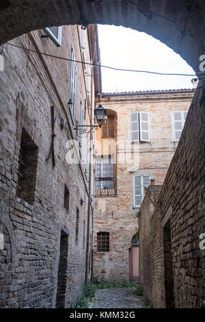 Fermo (Marken, Italien): historische Gebäude entlang einer alten typischen Gasse Stockfoto