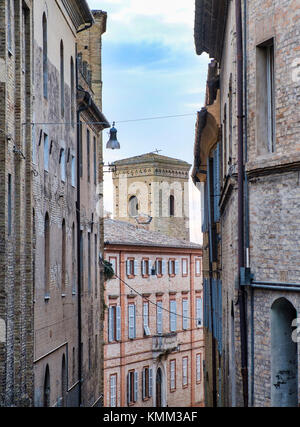 Fermo (Marken, Italien): historische Gebäude entlang einer alten typischen Straße Stockfoto