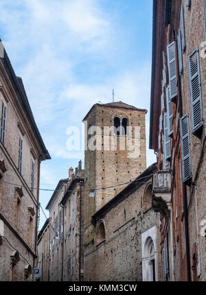 Fermo (Marken, Italien): historische Gebäude entlang einer alten typischen Straße Stockfoto